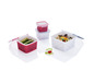 Kerstmis-thema food containers met salade en komkommers.