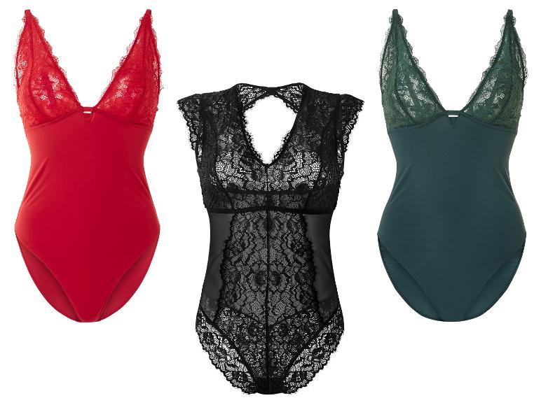 Drie lingerie-bodysuits: een rode, een groene en een zwarte met kant.