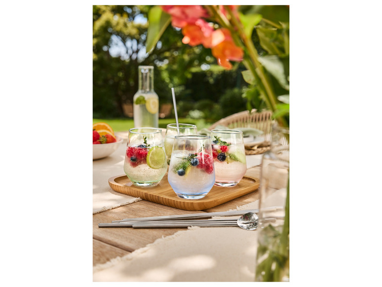 Glazen met fruit en ijsklontjes op een houten dienblad.
