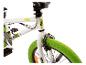 Witte BMX-fiets met groene banden en zwarte pedalen.