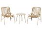 Twee beige buitenstoelen met gevlochten zittingen en rugleuningen, met een kleine ronde beige tafel ertussen.