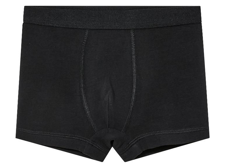 Een paar zwarte boxershorts.