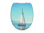 Toiletbril met afbeelding van een zeilboot op zee.