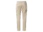 Beige cargobroek met elastische tailleband en zijzakken, achteraanzicht.