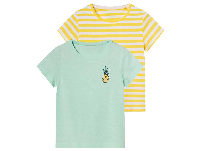 Twee shirts voor meisjes: een lichtgroene met ananas, een geel gestreept.