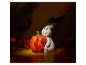 Spookbeeldje en gesneden Halloweenpompoen met decoraties en vleermuisschaduwen.