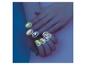 Nagels met glow-in-the-dark stickers met sterren, regenbogen en harten.