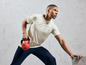 Man in sportkleding met een Crivit 10kg kettlebell.