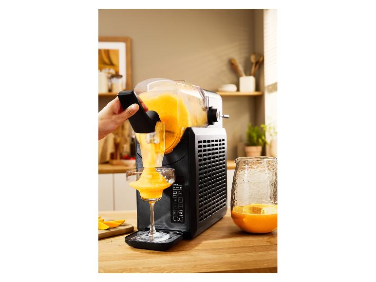 SilverCrest slushmachine die oranje slushie in een glas serveert.