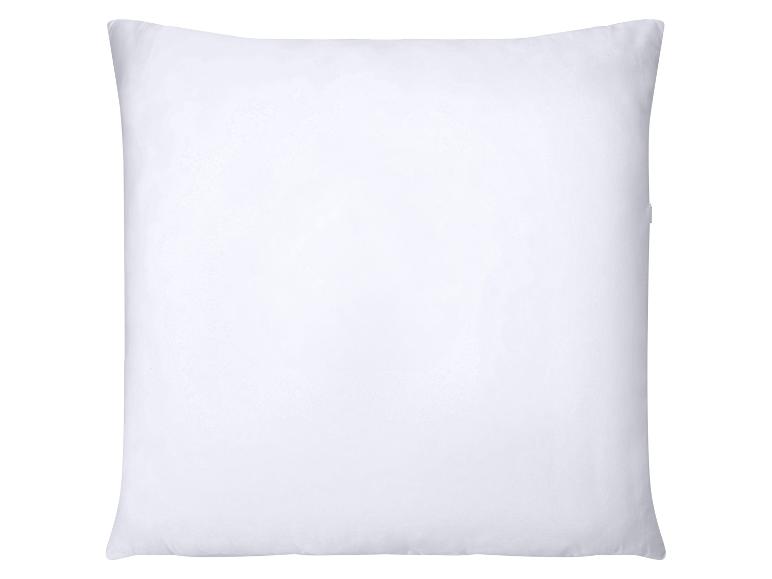 Wit kussen op een witte achtergrond
