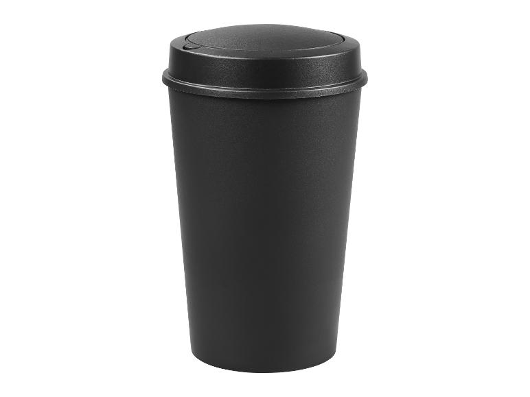 Een hoge, zwarte plastic afvalbak met zwenkdeksel, geïsoleerd op een witte achtergrond.