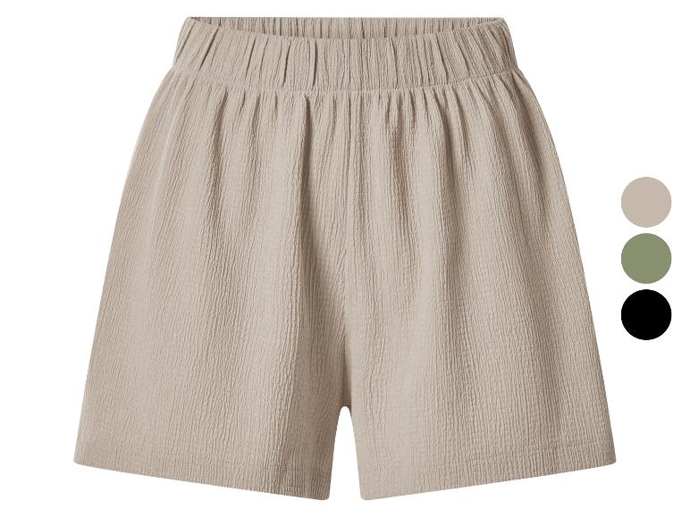 Beige getextureerde shorts met elastische tailleband, getoond met kleuropties.