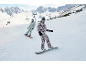 Twee snowboarders skiën in de bergen, gekleed in snowboardpakken en brillen.
