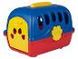 Een blauwe plastic dierenkooi met gele en rode details.