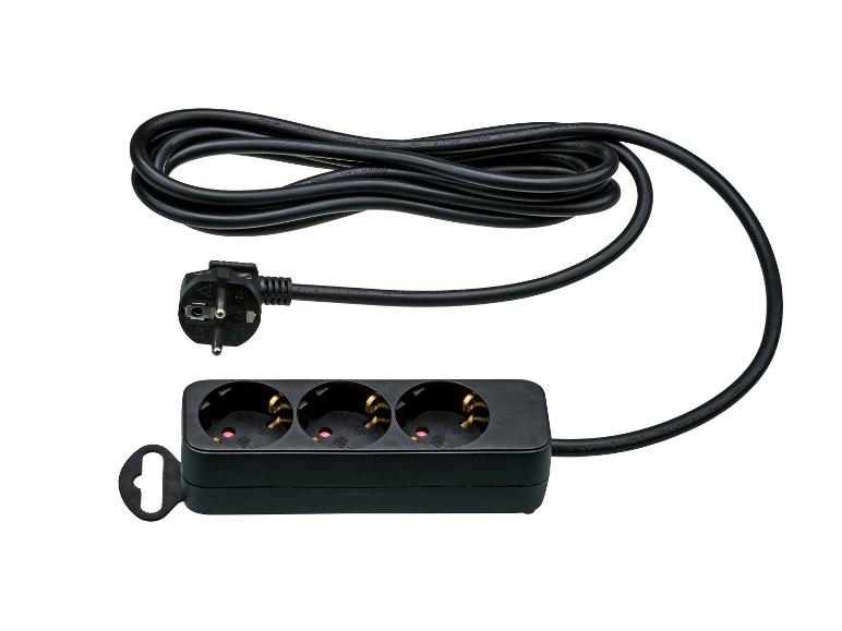 Zwart verlengsnoer met drie stopcontacten en opgerolde kabel.