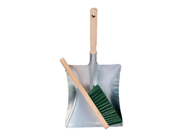Metalen stoffer en blik met houten handvat en groene borstel
