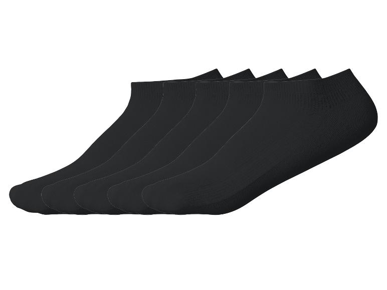 Vijf paar zwarte lage sokken