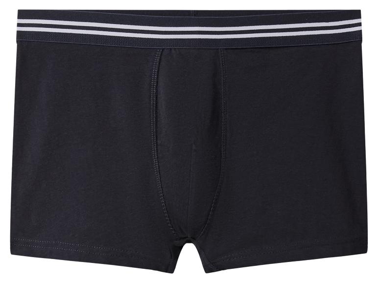 Zwarte boxershort met wit gestreepte elastische tailleband.