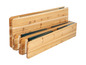 Een opvouwbare houten tafel en bankjes.