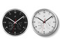 Twee zilveren klokken met zwarte en witte wijzerplaten, die temperatuur en vochtigheid aangeven.