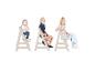 ROBA Treppenhochstuhl Sit Up: drie kinderen zitten op verstelbare houten stoelen.