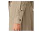 Detail van een beige shirt met knopen.