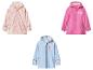 Drie kinderregenjassen: roze met hartjes, fuchsia met eenhoorns en lichtblauw met een hart.