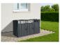 Donkergrijze afvalbakkenberging met drie compartimenten naast een huis en gazon.