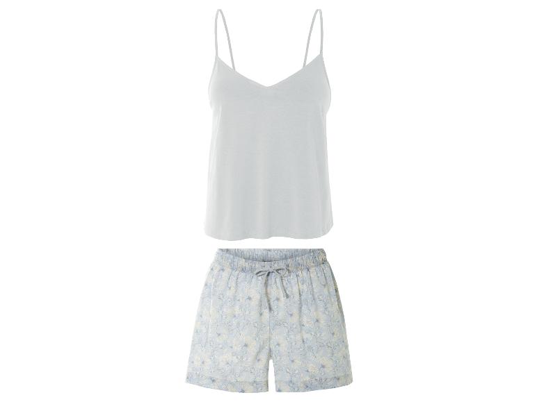 Pyjama: top en bloemen shorts in lichtblauw.