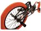 Achterkant van een BMX-fiets met oranje banden en een zwart frame.