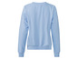Een lichtblauw sweatshirt met lange mouwen.