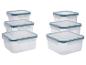 Zes transparante voedselbewaarbakjes met blauwe luchtdichte deksels, gestapeld in twee.