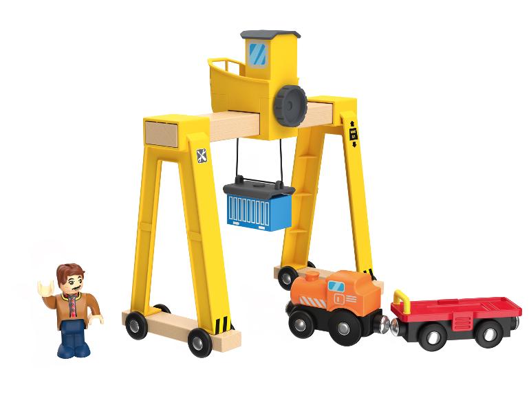 Houten speelgoedset met portaalkraan, trein en figuur.