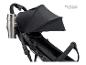 Zwarte kinderwagen met metalen bekerhouder, met de tekst 'sample picture'.