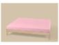 Houten bed met roze hoeslaken op een beige achtergrond.