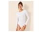 Vrouw in witte bodysuit met lange mouwen