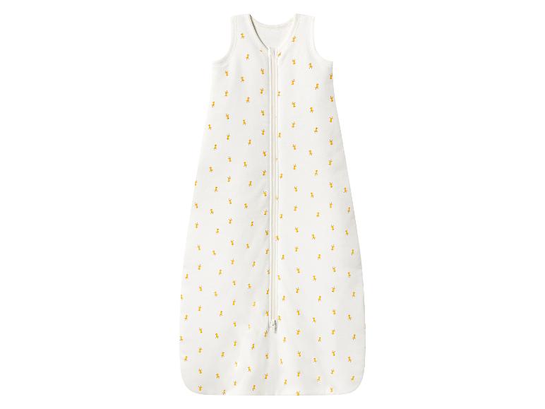 Witte babyslaapzak met kleine gele eendenpatronen en een ritssluiting aan de voorkant