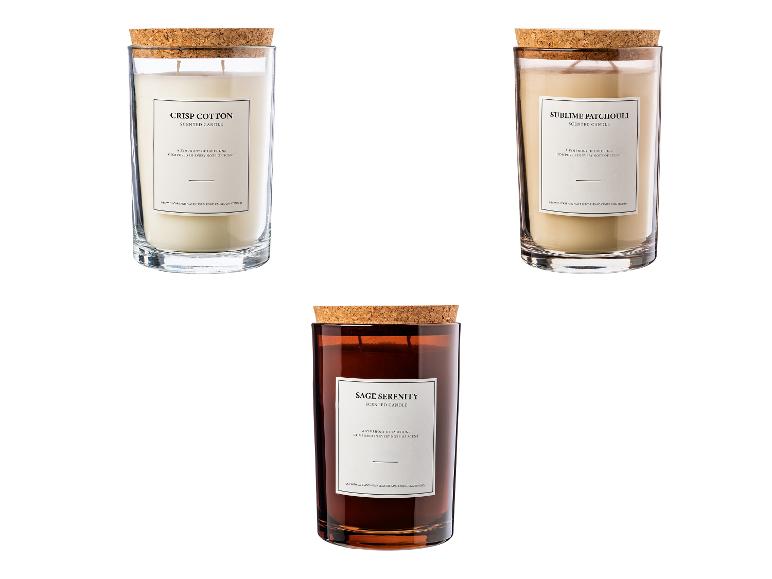 Drie geurkaarsen: Crisp Cotton, Sublime Patchouli en Sage Serenity, in glazen potten met kurken deksels.
