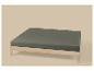 Licht houten bed met donkergroen matras op een beige achtergrond.
