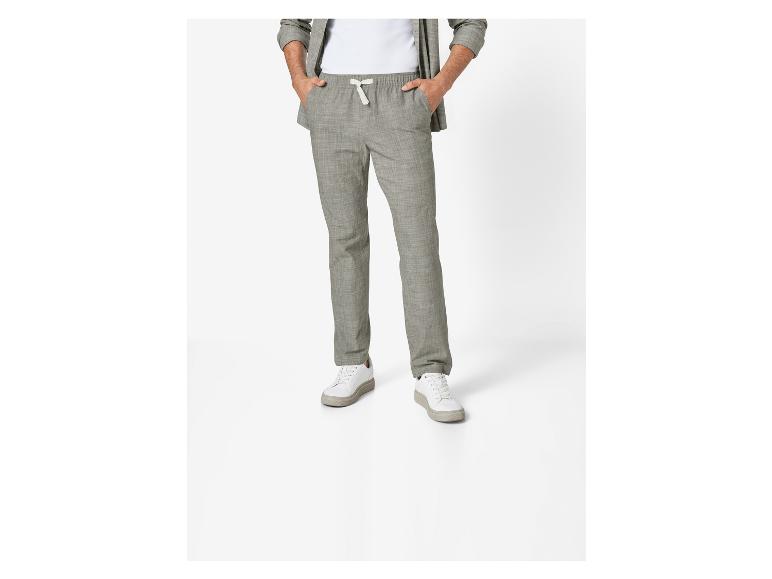 Grijze chino's en witte sneakers voor heren.