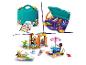 LEGO Friends set met een koffer, stickers en een strandscène met figuren en accessoires.