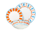 Servies set met oranje en lichtblauwe patronen, één diep en twee platte borden.
