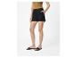 Zwarte shorts en platte sandalen: een minimalistische, elegante look.