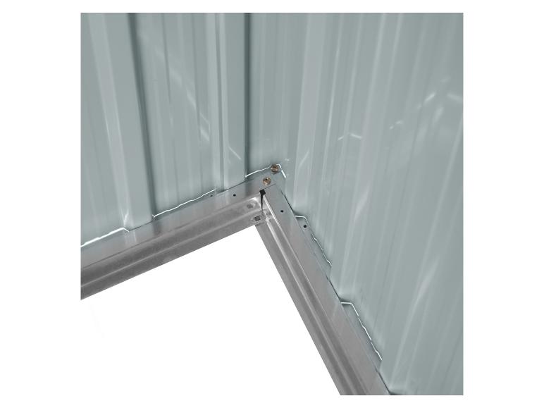 Detail van de hoekverbinding van een metalen tuinhuisje