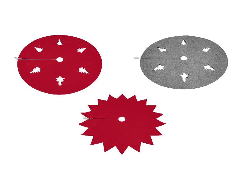 Drie kerstboomrokken: twee ronde (rood, grijs) met uitgesneden bomen, één gekartelde rode.
