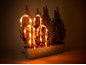 Verlichte zuurstokken en kleine dennenboompjes in een zinken teil, kerstdecoratie.