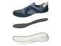 Blauwe sneakers met witte en zwarte zolen