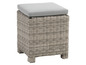 Wicker voetenbank met grijs kussen.