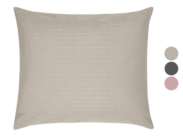 Een grijze kussen met strepen.