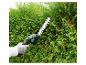 Greenworks elektrische heggenschaar die een thuja-haag snoeit.